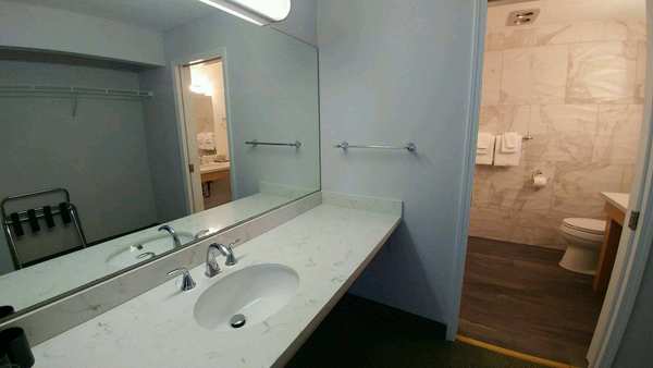 Premium King with Marina View and Wrap-around Balcony (Non-Pet Friendly) Photo 3