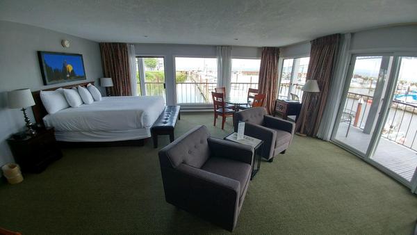 Premium King with Marina View and Wrap-around Balcony (Non-Pet Friendly) Photo 2