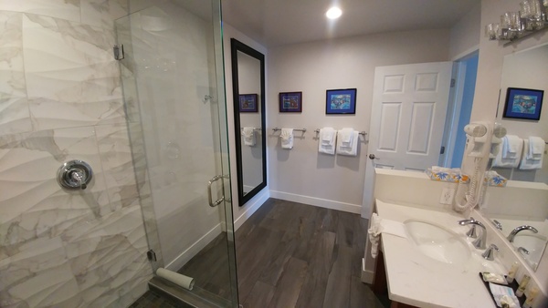 Premium King Suite with Marina View and Twin Balcony (Non-Pet Friendly) Photo 3