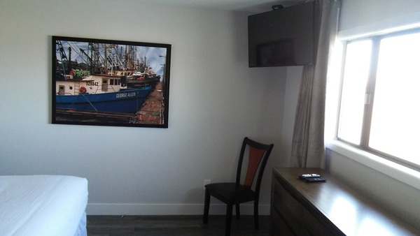 King Kitchenette Suite with View and Balcony (Non-Pet Friendly) Photo 4