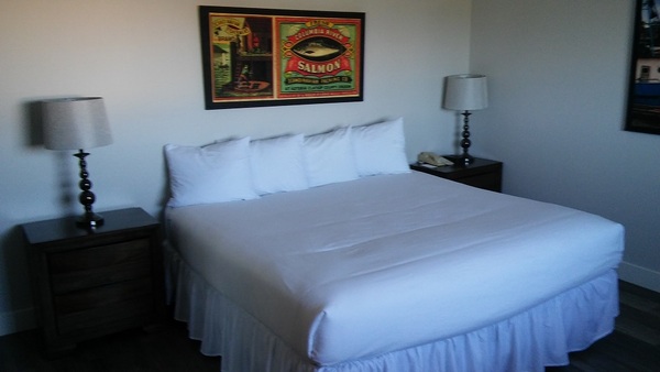 King Kitchenette Suite with View and Balcony (Non-Pet Friendly) Photo 3