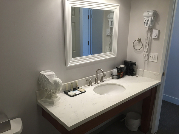 Premium King Model with Marina View and Balcony (Non-Pet Friendly) Photo 4